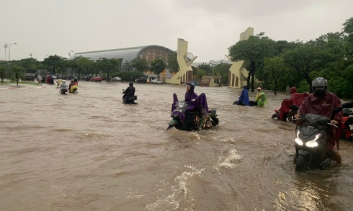 Người dân vật vã trong ngày giao thông Hà Nội tê liệt và hỗn loạn