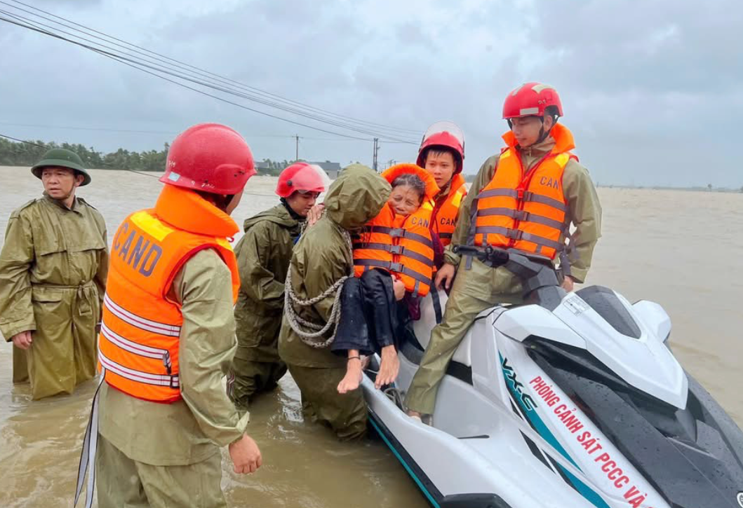 &nbsp;Lực lượng Cảnh sát PCCC và CNCH tổ chức&nbsp;di dời hơn 60 người già và trẻ em tại thôn Cồn Vàng, xã Nông Cống&nbsp;đến nơi an toàn