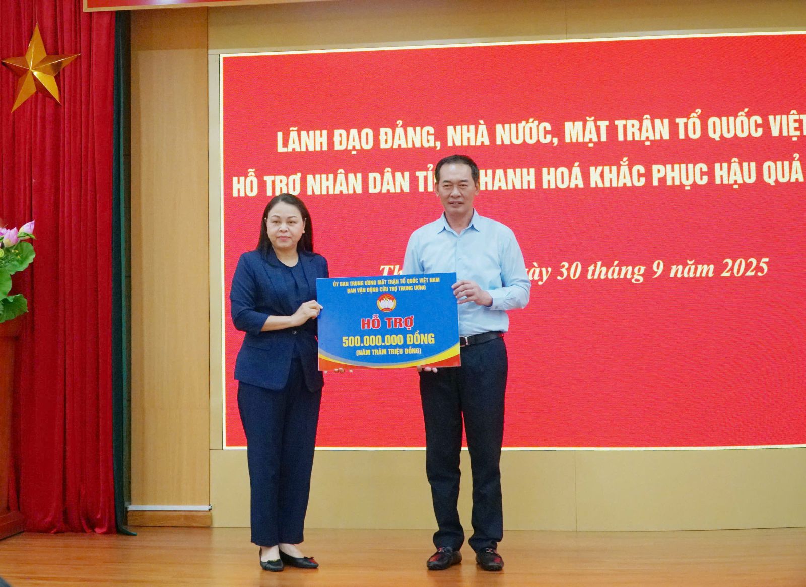 Phó Chủ tịch - Tổng Thư ký Ủy ban Trung ương MTTQ Việt Nam Nguyễn Thị Thu Hà trao kinh phí 500 triệu đồng của Ban vận động cứu trợ Trung ương hỗ trợ tỉnh Thanh Hóa.