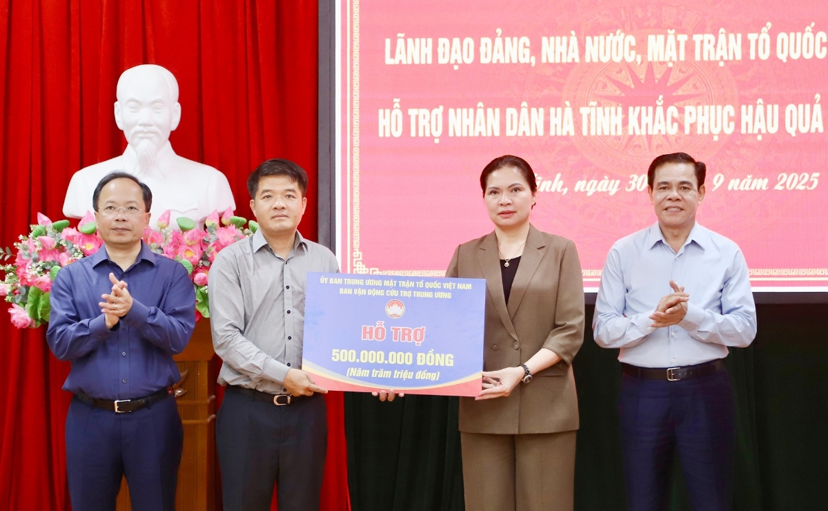 Phó Chủ tịch Uỷ ban Trung ương MTTQ Việt Nam Hà Thị Nga trao 500 triệu đồng của Ban Vận động cứu trợ Trung ương hỗ trợ tỉnh Hà Tĩnh khắc phục hậu quả bão số 10. Ảnh: Văn Chung