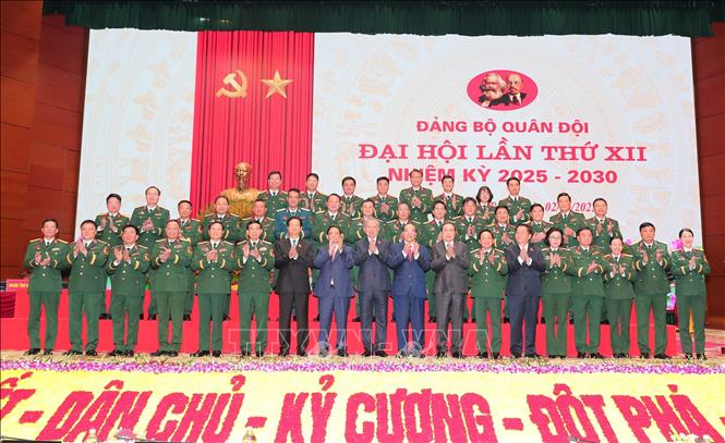 Tổng Bí thư Tô Lâm, Thủ tướng Phạm Minh Chính, Chủ tịch Quốc hội Trần Thanh Mẫn với các đại biểu dự đại hội. Ảnh: TTXVN.