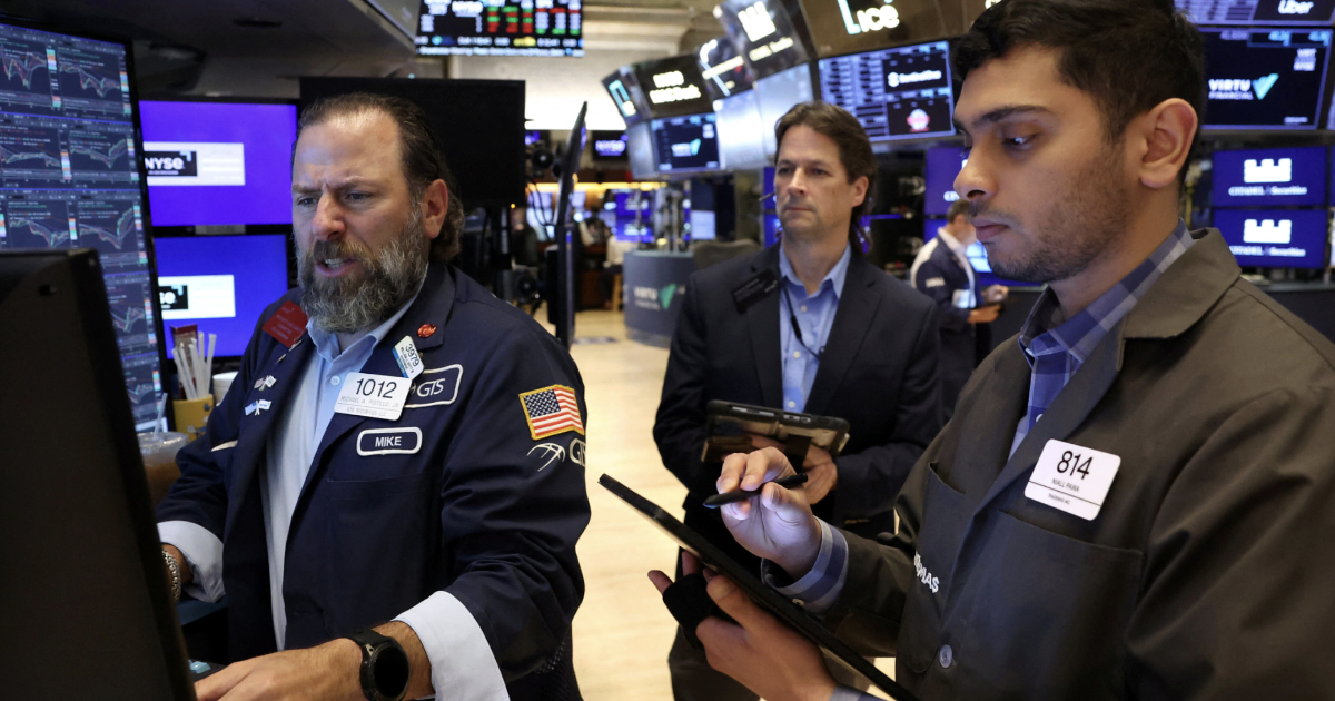 Chứng khoán Mỹ tăng điểm nhờ cổ phiếu Nvidia, giá dầu bốc hơi 3% vì tin OPEC+