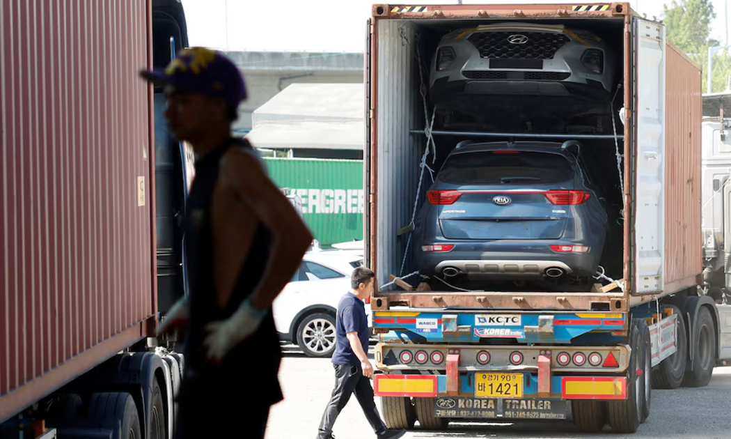 Xe container tại một khu phức hợp xuất khẩu ô tô cũ ở Incheon, Hàn Quốc, ngày 12/8/2025 - Ảnh: Reuters