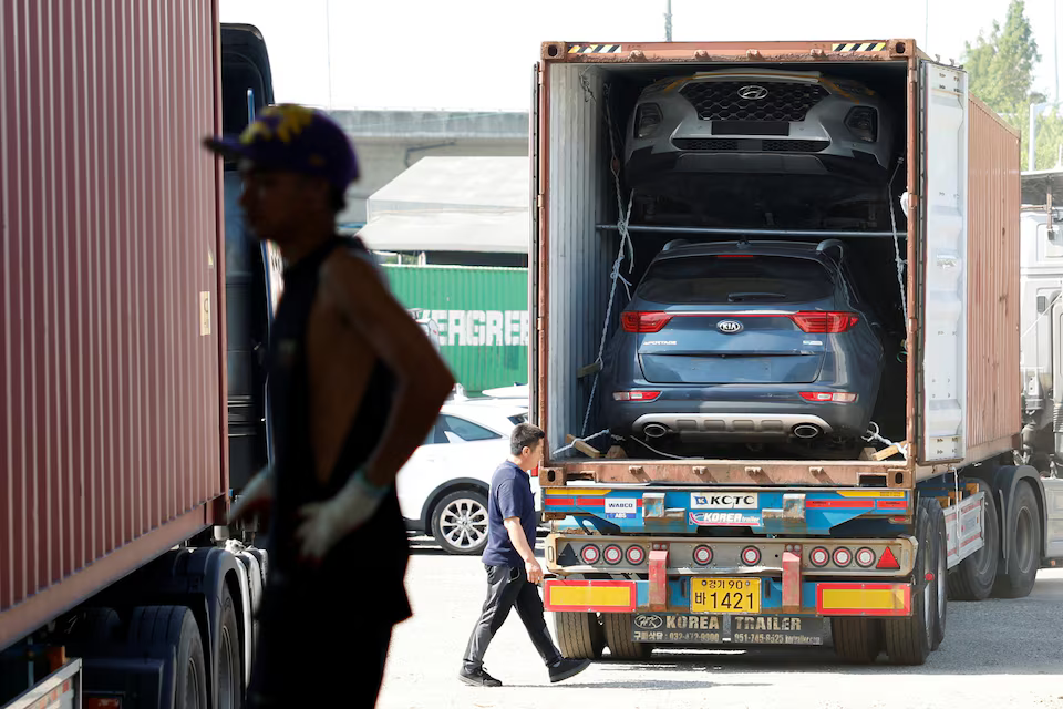 Xe container tại một khu phức hợp xuất khẩu ô tô cũ ở Incheon, Hàn Quốc, ngày 12/8/2025 - Ảnh: Reuters