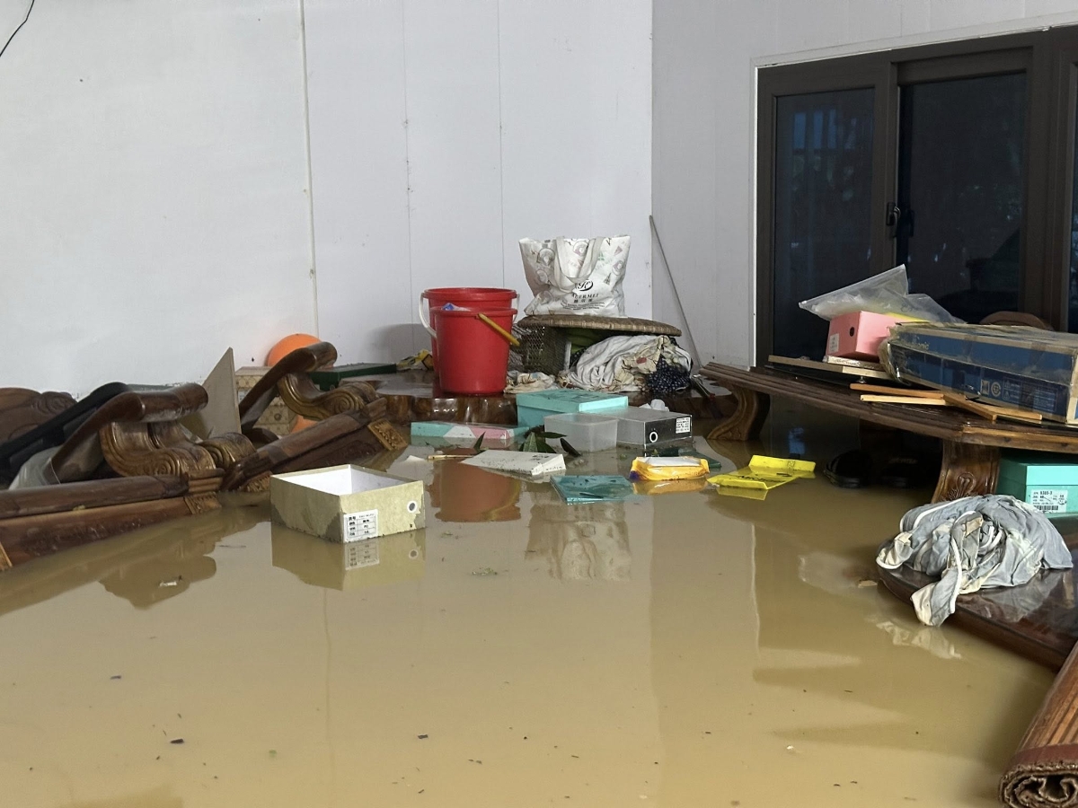 Nước lũ dâng cao, tràn vào nhà dân tại xã Nông Cống, nhiều đồ đạc phải kê cao để tránh hư hỏng.