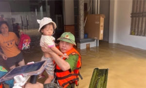 [Video]: Công an Thanh Hoá sát cánh cùng người dân vượt qua bão lũ