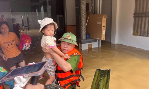[Video]: Công an Thanh Hoá sát cánh cùng người dân vượt qua bão lũ