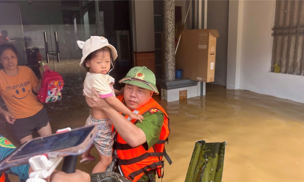 Các cán bộ, chiến sĩ công an phường Hàm Rồng sơ tán các hộ gia đình ở khu vực ngoại đê sông Mã