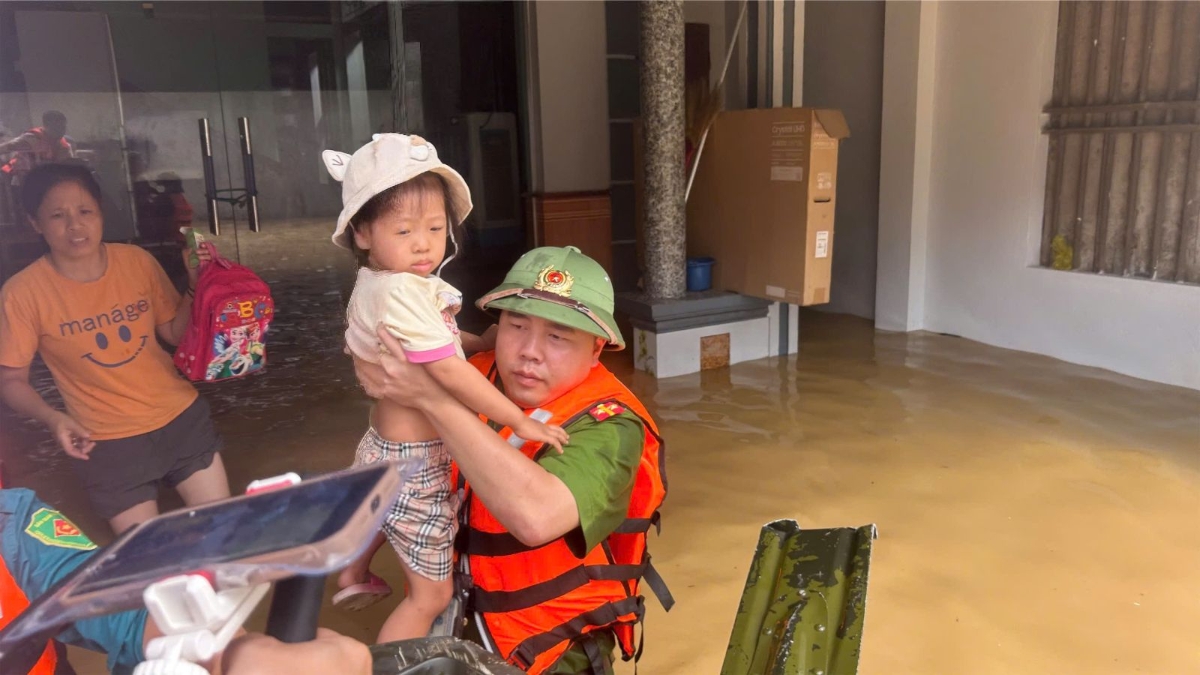 Các cán bộ, chiến sĩ công an phường Hàm Rồng sơ tán các hộ gia đình ở khu vực ngoại đê sông Mã