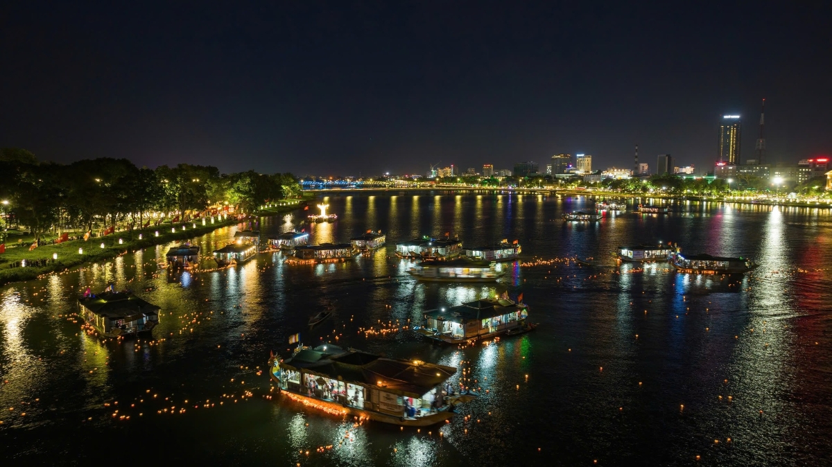 Huế cũng bước đầu tập trung triển khai nhiều giải pháp phát triển du lịch đêm.&nbsp;