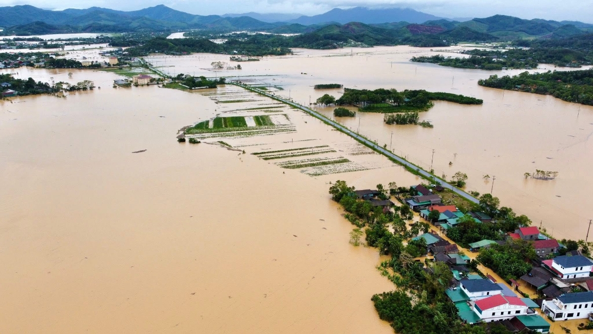Nước lũ gây ngập ở xã miền núi Hương Sơn, tỉnh Hà Tĩnh.