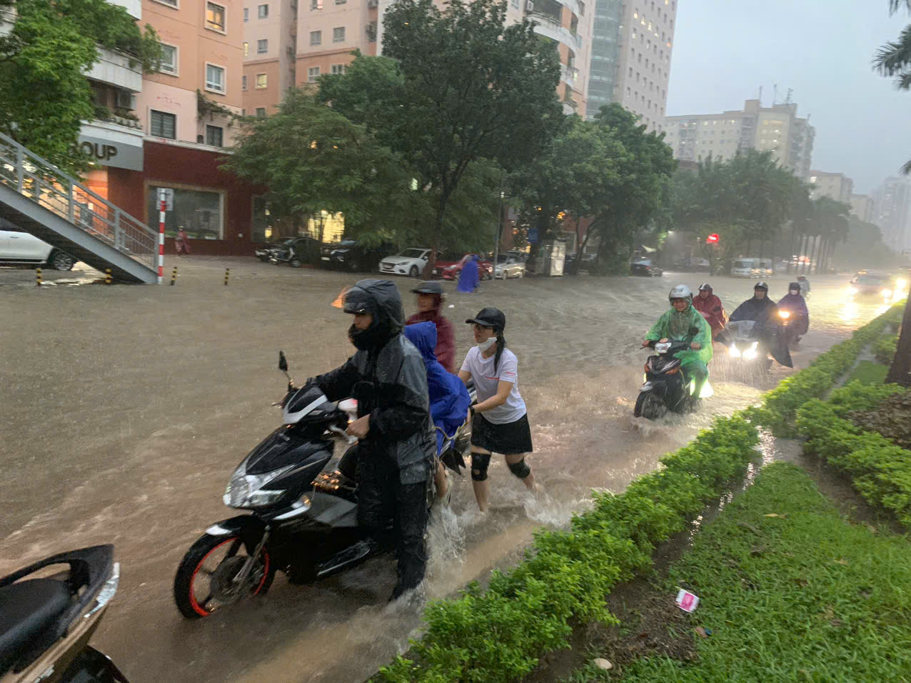 Cùng với khu vực đường Lê Quang Đạo, đường Trịnh Văn Bô cũng xuất hiện hàng loạt điểm ngập sâu, người dân phải đi tràn ra làn đường dành cho ô tô để tránh ngập.