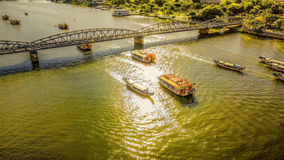 Hệ thống thủy đạo cổ gắn liền với quần thể kiến trúc cung đình Huế.