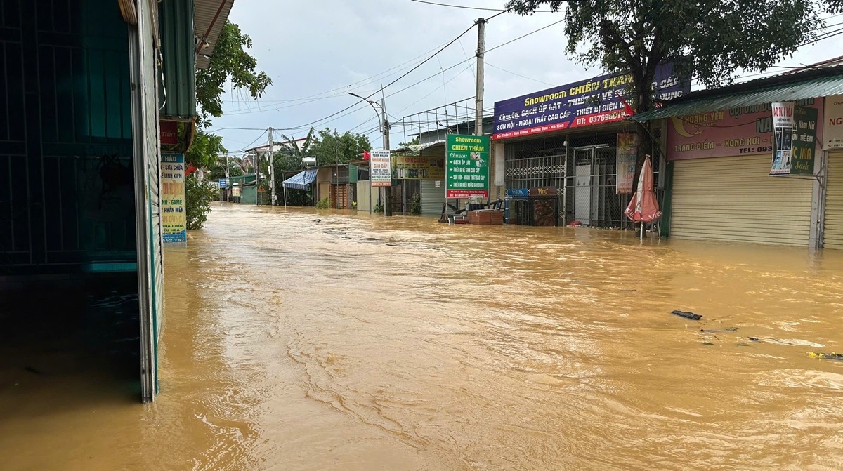 Nước lũ bắt đầu dâng cao ở xã Sơn Giang
