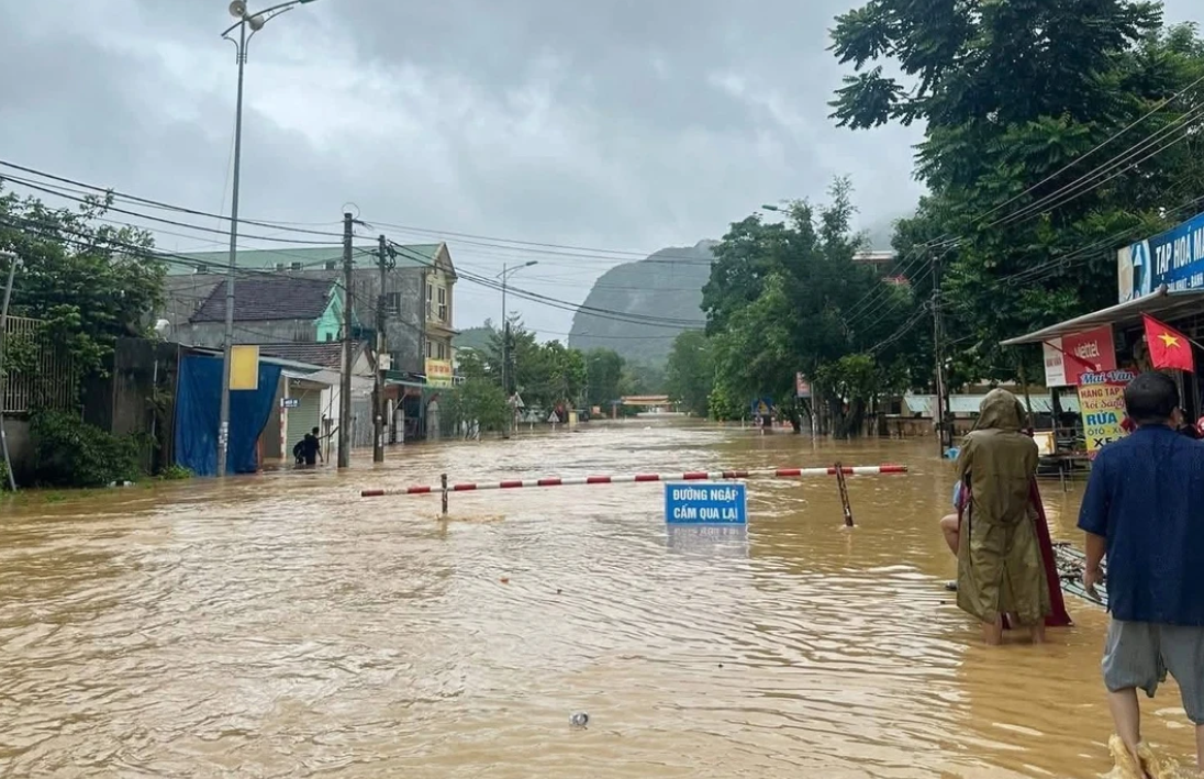 &nbsp;Lộ 48 qua xã Quỳ Châu, Nghệ An bị ngập. Lực lượng chức năng phải cắm biển cấm phương tiện qua lại