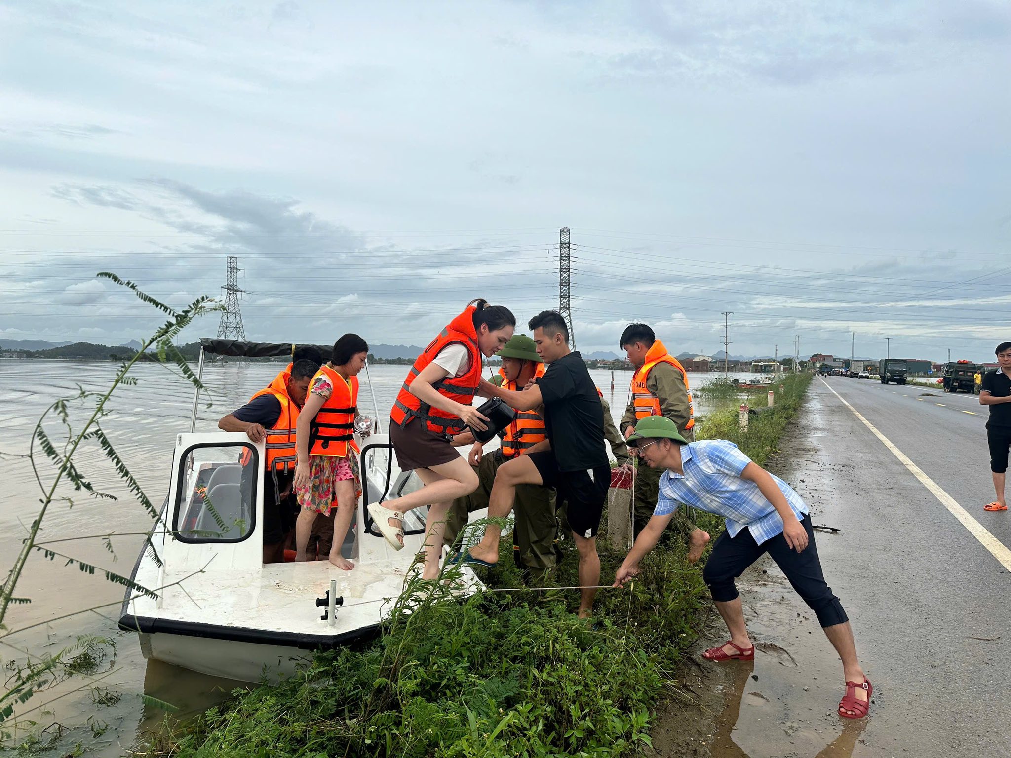 Lực lượng chức năng tỉnh Thanh Hoá đã khẩn trương di dời người dân ra khỏi khu vực nguy hiểm