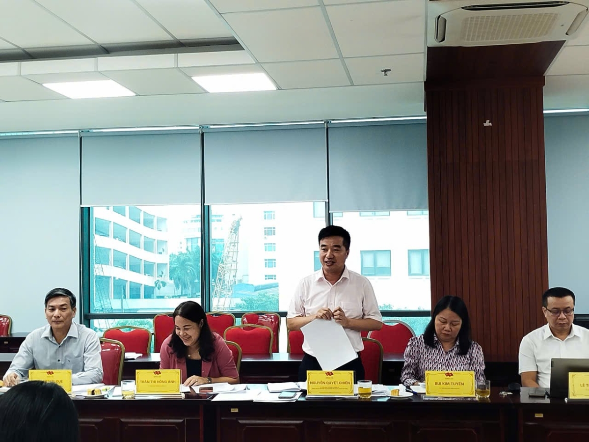 Ông Nguyễn Quyết Chiến, Ủy viên Ban Thường vụ đã trình bày, quán triệt các văn bản mới ban hành của Đảng.