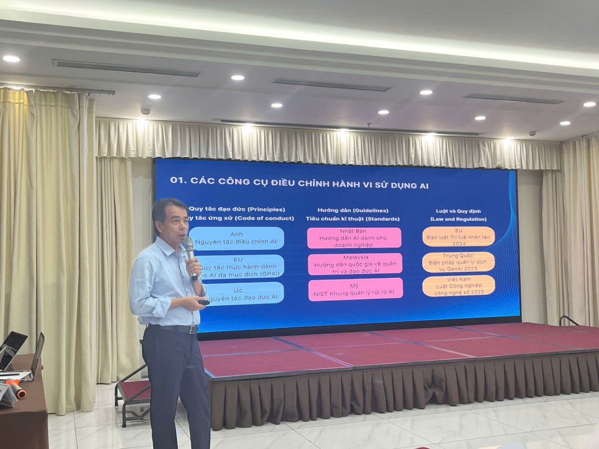 Theo ông Nguyễn Đức Lam, nhiều quốc gia và tổ chức quốc tế, hội nghề nghiệp đã sớm ban hành bộ quy tắc ứng xử, khung điều chỉnh AI, nhằm bảo đảm công nghệ này được ứng dụng một cách an toàn, minh bạch và có trách nhiệm. 