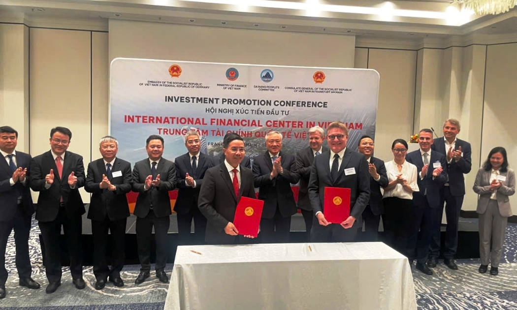 Ký kết Bản ghi nhớ hợp tác giữa Đà Nẵng và Công ty Frankfurt Main Finance. Ảnh Đoàn công tác cung cấp.