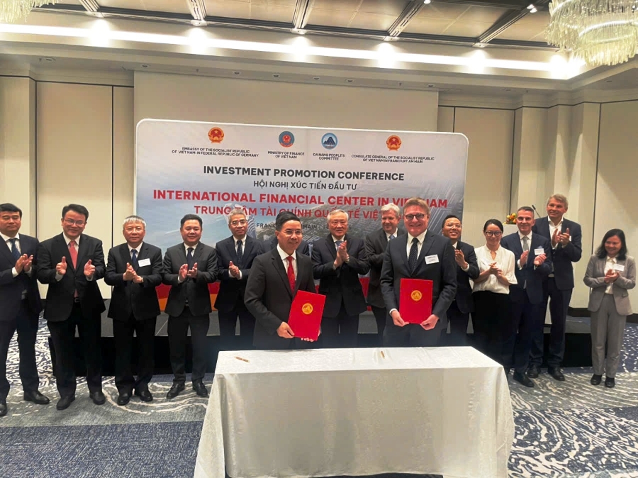 Ký kết Bản ghi nhớ hợp tác giữa Đà Nẵng và Công ty Frankfurt Main Finance. Ảnh Đoàn công tác cung cấp.
