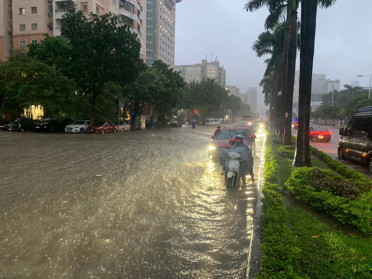 Khoảng 18h15 tại Mỹ Đình trời vẫn tiếp tục đổ mưa lớn khiến tình trạng ngập càng nghiêm trọng. Người dân phải gửi xe, cuốc bộ về nhà.