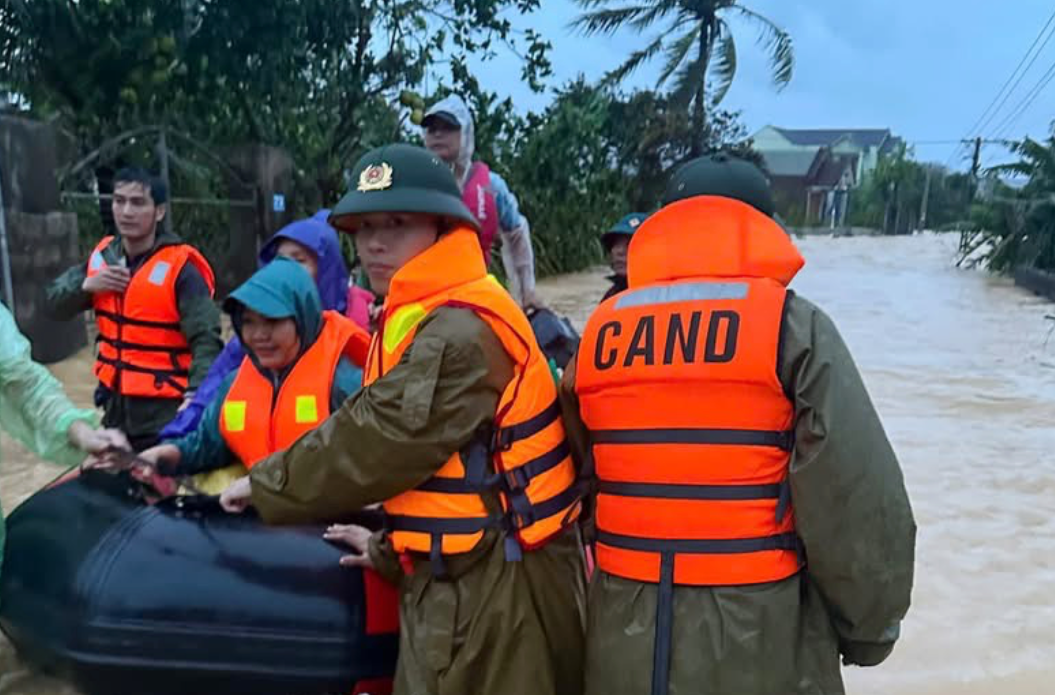 Các chiến sĩ công an tại địa phương - điểm tựa cho người dân, nhất là trong thời điểm bão lũ hiện nay