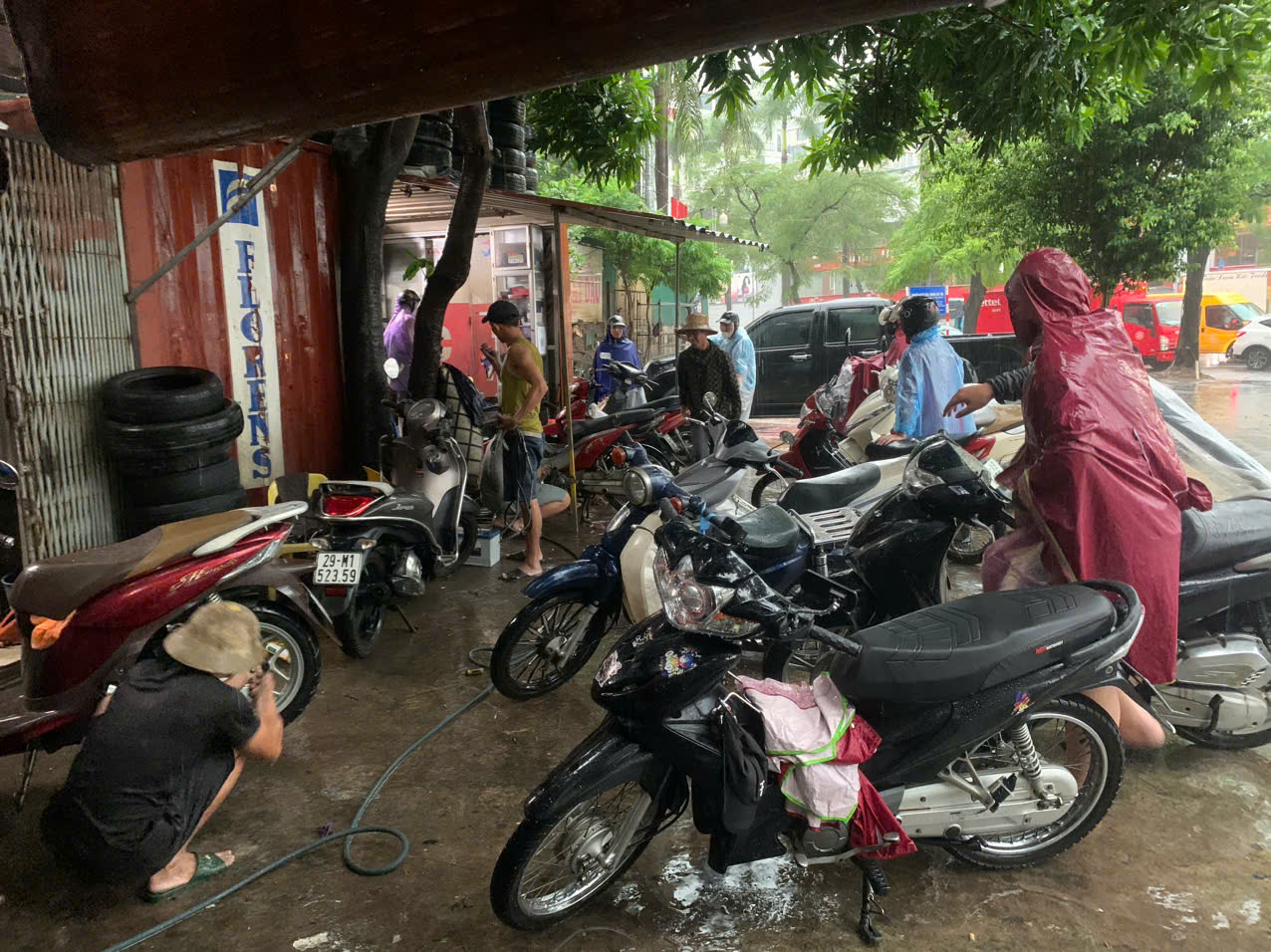 Các cửa hàng sửa xe phải làm việc liên tục để "cấp cứu" xe chết máy.