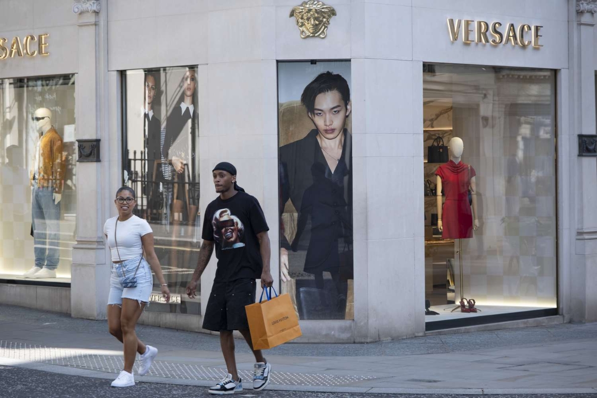 Tập đoàn Prada đã đạt thỏa thuận mua lại Versace với giá gần 1,4 tỷ USD hồi tháng 4 năm nay.