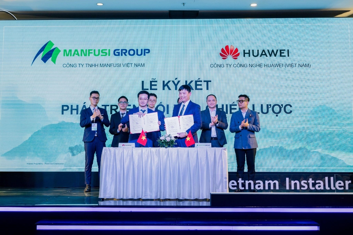 Buổi lễ ký kết hợp tác giữa Manfusi Solar và Huawei.
