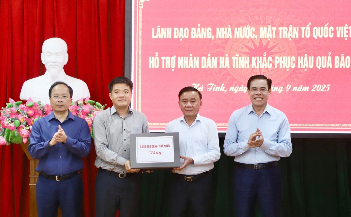Thường trực Ban Bí thư Trần Cẩm Tú trao nguồn hỗ trợ của lãnh đạo Đảng, Nhà nước cho tỉnh Hà Tĩnh để khắc phục hậu quả bão số 10. Ảnh: Văn Chung