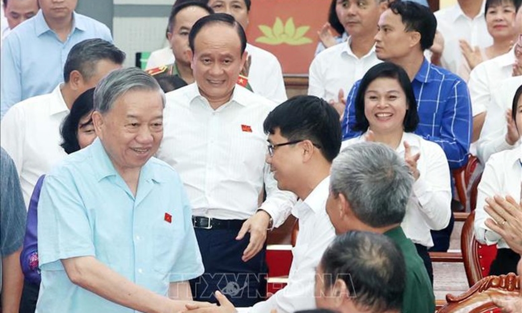 Tổng Bí thư Tô Lâm cùng các thành viên Đoàn đại biểu Quốc hội thành phố Hà Nội, đơn vị bầu cử số 10 tiếp xúc cử tri 9 xã - Ảnh: TTXVN