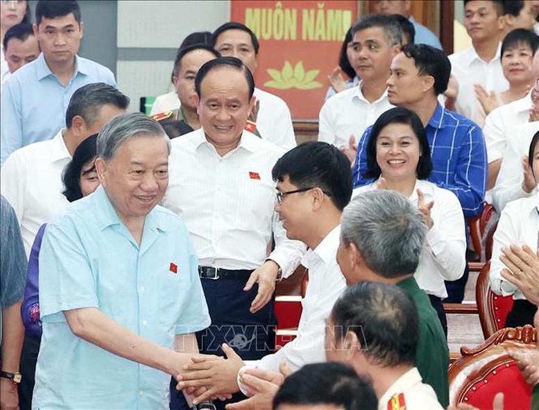 Tổng Bí thư Tô Lâm cùng các thành viên Đoàn đại biểu Quốc hội thành phố Hà Nội, đơn vị bầu cử số 10 tiếp xúc cử tri 9 xã - Ảnh: TTXVN