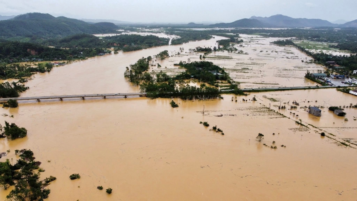 Ruộng đồng ngập sâu, giao thông bị chia cắt