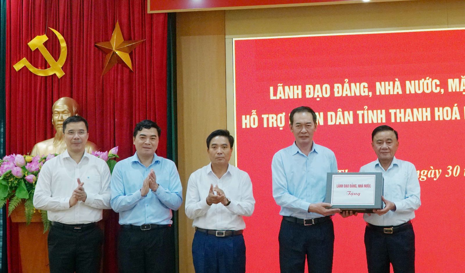 Đồng chí Trần Cẩm Tú trao quà của Lãnh đạo Đảng, Nhà nước động viên Đảng bộ, chính quyền, lực lượng vũ trang và Nhân dân tỉnh Thanh Hóa khắc phục thiệt hại do bão số 10 gây ra.
