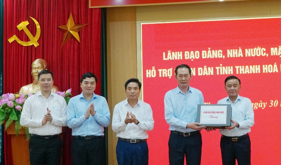 Đồng chí Trần Cẩm Tú trao quà của Lãnh đạo Đảng, Nhà nước động viên Đảng bộ, chính quyền, lực lượng vũ trang và Nhân dân tỉnh Thanh Hóa khắc phục thiệt hại do bão số 10 gây ra.