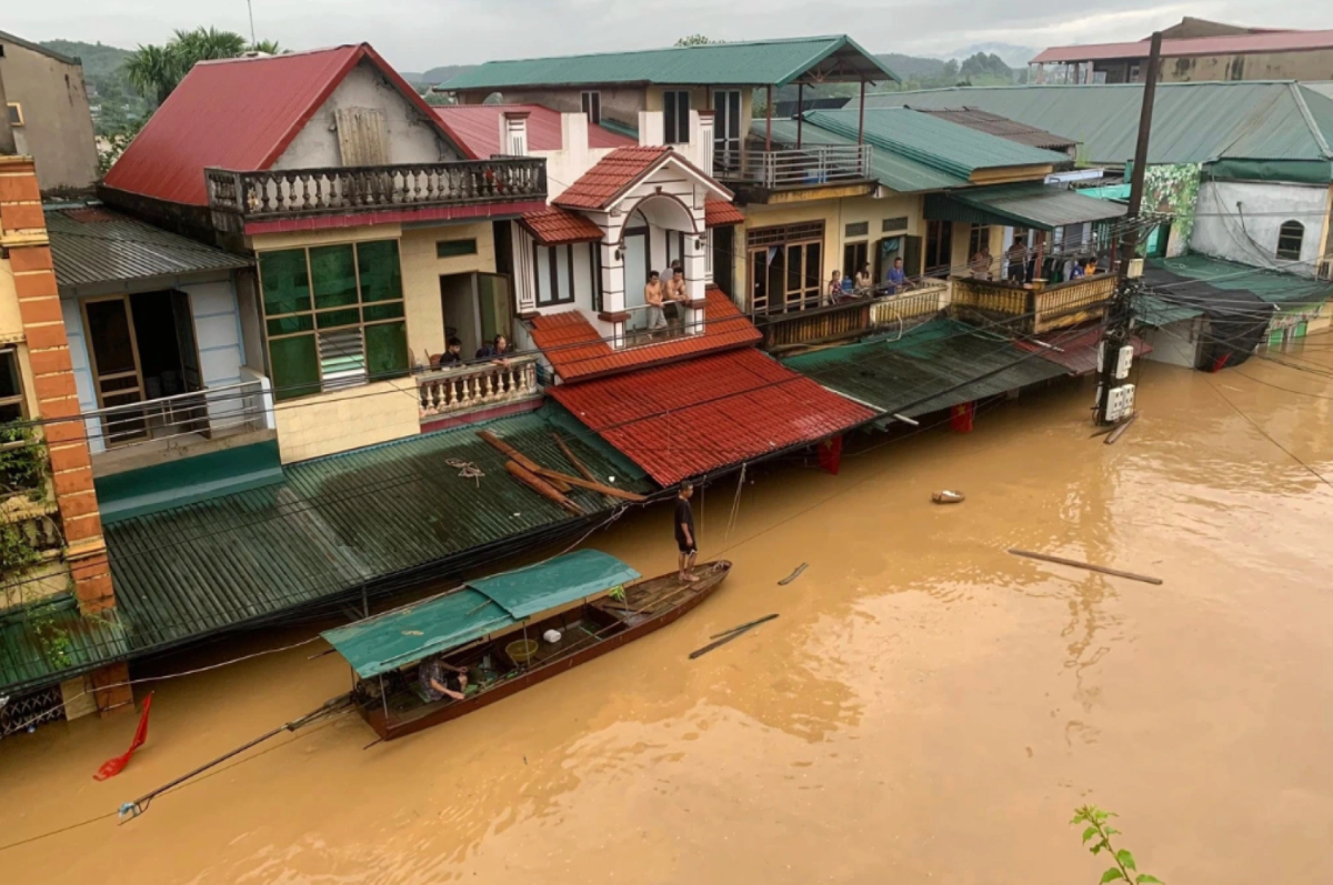 Nhiều khu vực ở phường Yên Bái, tỉnh Lào Cai ngập nặng