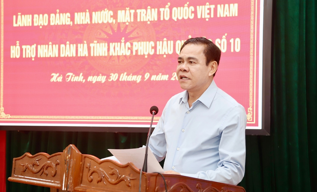 Chủ tịch UBND tỉnh Hà Tĩnh Võ Trọng Hải báo cáo công tác triển khai ứng phó, khắc phục hậu quả bão số 10. Ảnh: Văn Chung