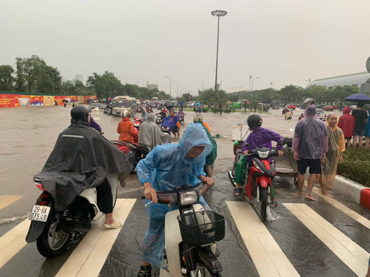 Nhiều người dân cho biết rất lo lắng khi phải đứng hàng giờ trong thời tiết mưa gió, có sét đánh...