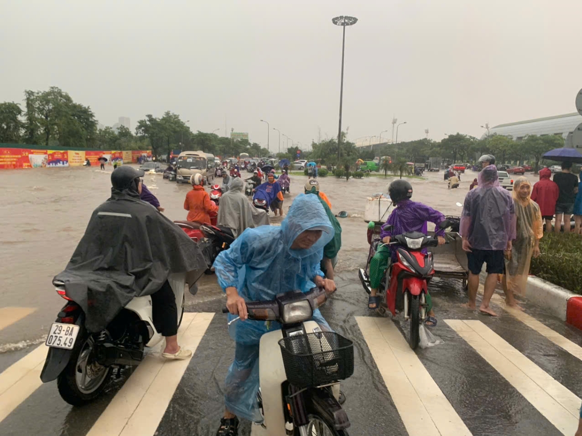 Nhiều người dân cho biết rất lo lắng khi phải đứng hàng giờ trong thời tiết mưa gió, có sét đánh...