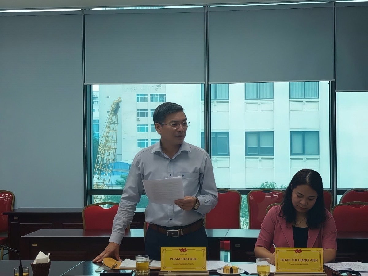 Chủ nhiệm Ủy ban Kiểm tra Đảng ủy Phạm Hữu Duệ trình bày báo cáo về công tác kiểm tra, giám sát trong 9 tháng đầu năm, phương hướng, nhiệm vụ 3 tháng cuối năm 2025.