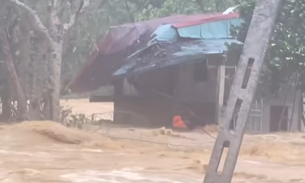 Lực lượng chức năng tiếp cận ngôi nhà của 2 nạn nhân chơi với giữa dòng nước lũ