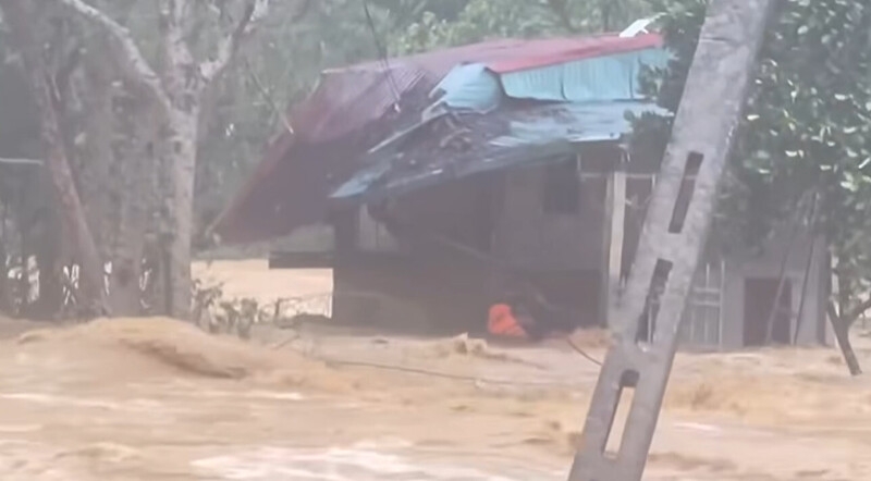 Lực lượng chức năng tiếp cận ngôi nhà của 2 nạn nhân chơi với giữa dòng nước lũ