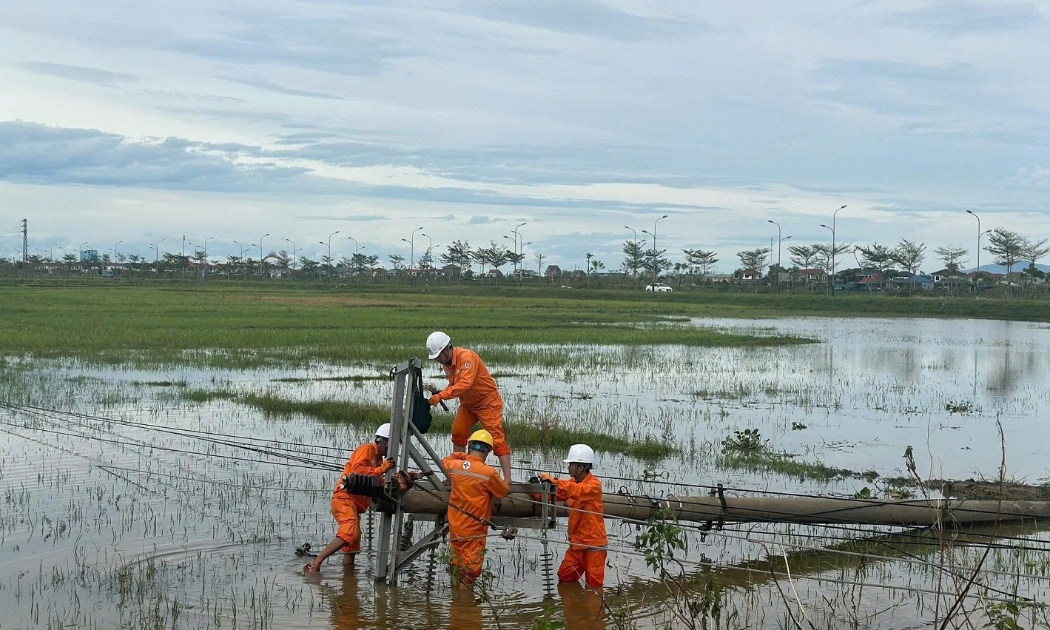 Nhân viên ngành điện tập trung khắc phục sự cố lưới điện do mưa bão.
