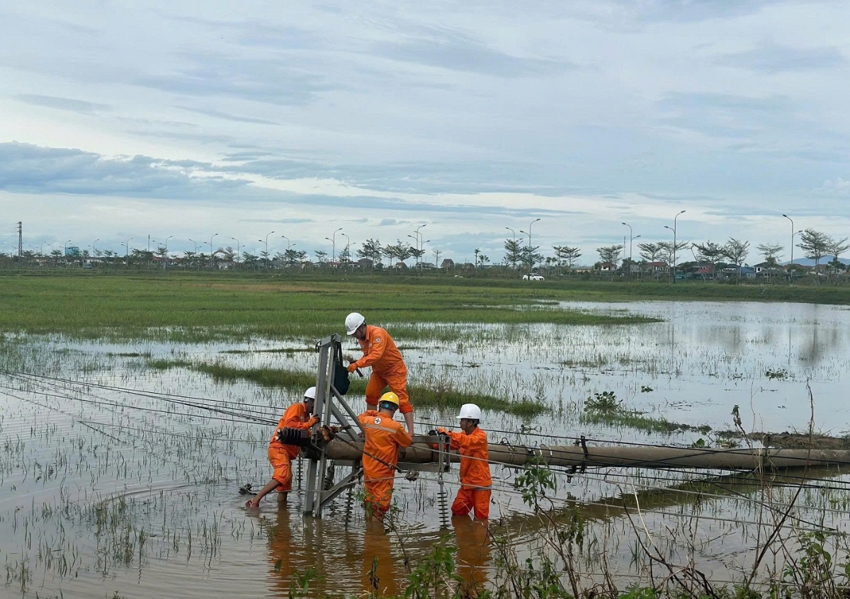 Nhân viên ngành điện tập trung khắc phục sự cố lưới điện do mưa bão.