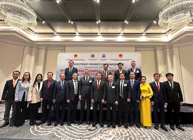 Đoàn công tác lãnh đạo TP. Đà Nẵng, Bộ Tài chính và Công ty Frankfurt Main Finance chụp ảnh lưu niệm. Ảnh Đoàn công tác cung cấp.