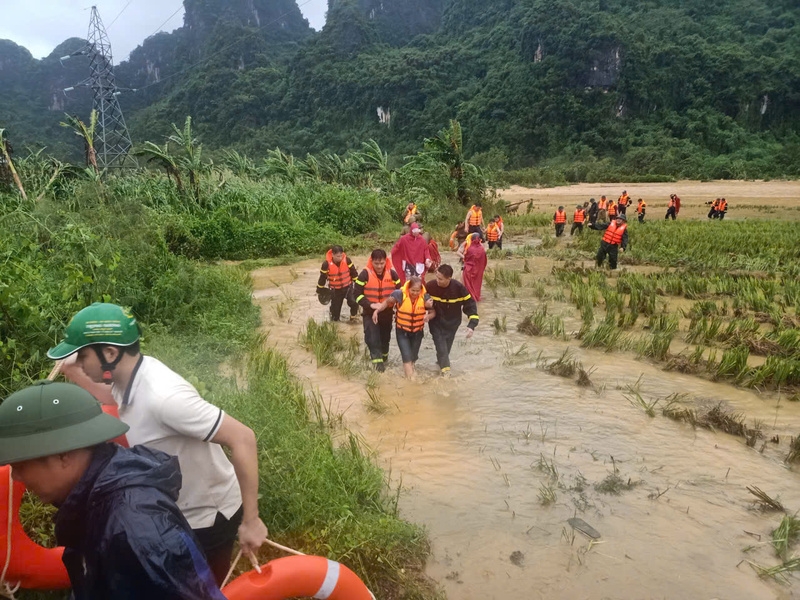 Với sự phối hợp nhịp nhàng, trang thiết bị chuyên dụng và ý chí quả cảm, lực lượng cứu nạn cứu hộ đã đưa cả hai nạn nhân ra khỏi vùng nguy hiểm, đảm bảo an toàn tuyệt đối.