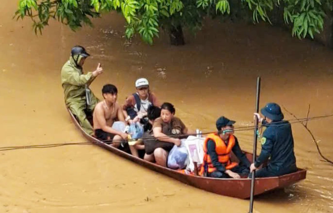 Lực lượng chức năng dùng thuyền sơ tán người dân đến nơi an toàn