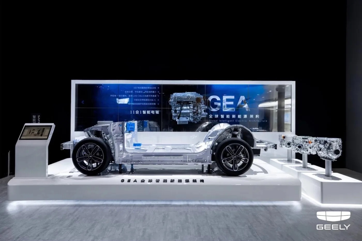 <i>Đội ngũ R&D của Renault tại Trung Quốc được cho đang tận dụng nền tảng GEA tiên tiến của Geely để phát triển một loạt xe năng lượng mới (NEV), chủ yếu nhắm đến các thị trường nước ngoài ở Đông Nam Á và Mỹ Latinh. Sự hợp tác này đánh dấu một bước tiến cho cả hai nhà sản xuất ô tô, có khả năng trở thành nhà cung cấp bên ngoài đầu tiên cho nền tảng GEA của Geely.</i>