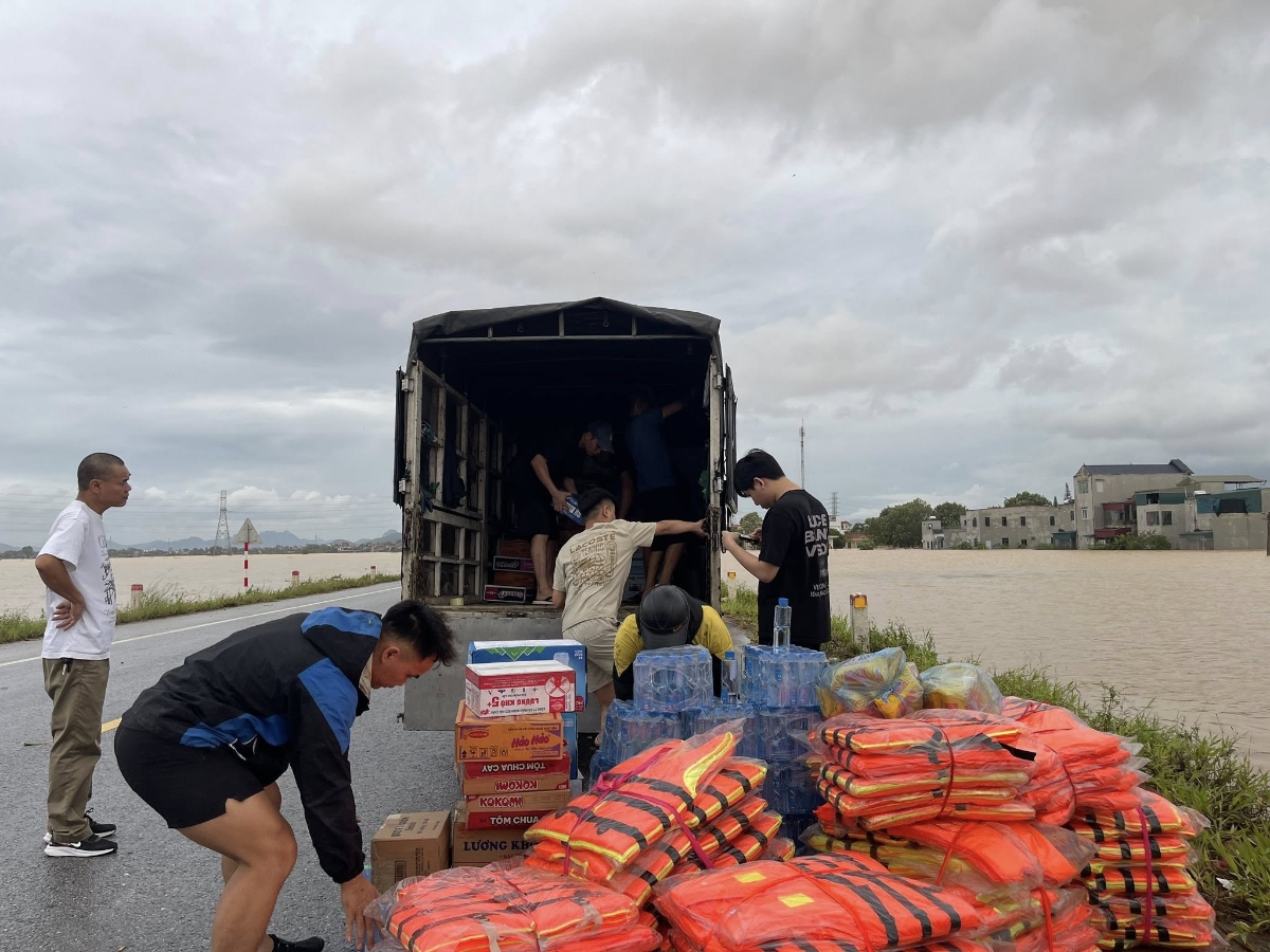 Hàng hoá tiếp tế cho người dân vùng lũ nhanh chóng được vận chuyển đến.