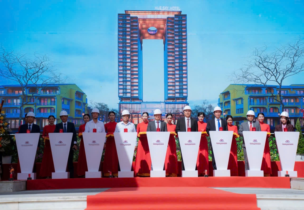 Các đại biểu thực hiện nghi thức khởi công dự án